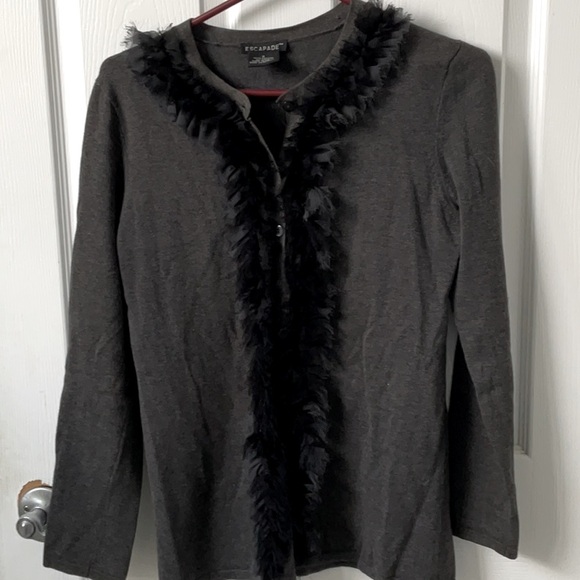 Escapade cardigan with ruffled raw edge. - Picture 2 of 6